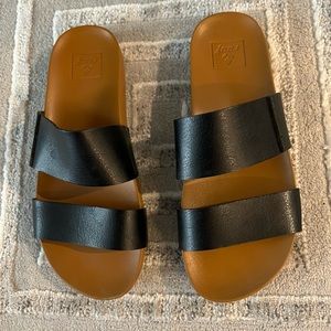 REEF sandals Sz 6 black pre-owned Good condition as shown in picture